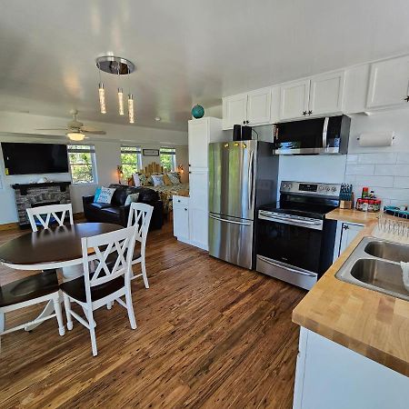 Seaside Lake-Front Cottage Madison 外观 照片